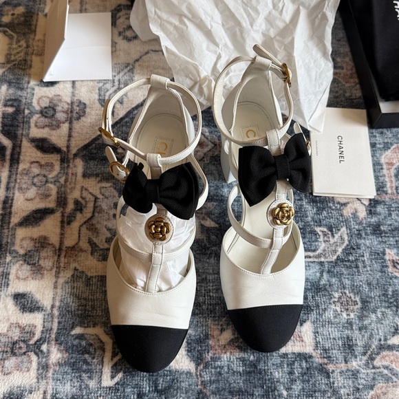 Authentic Chanel Camelia Lambskin & Grosgrain T-Strap Mary Jane Pumps size 37 - Picture 5 of 17